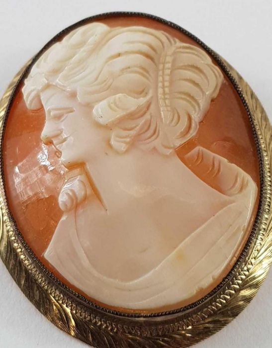 A 9ct gold orange shell cameo brooch, 4.2cm long - Image 2 of 3