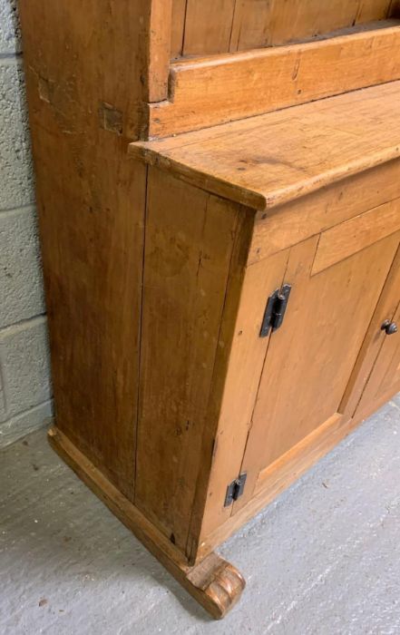 A pine two section dresser, with two fitted shelve - Image 5 of 5