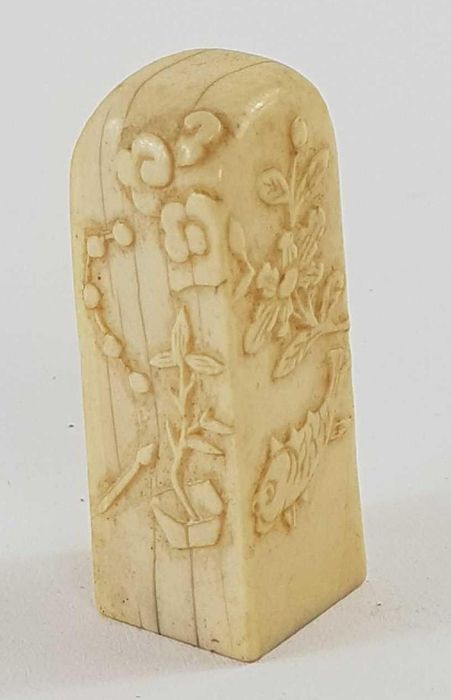 A collection of ivory items to include a comb with - Image 13 of 21