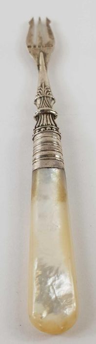 A silver pusher, a pickle fork with silver tine an - Image 4 of 14