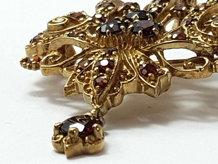A 9ct gold garnet pendant/brooch, 5.5cm long inclu - Image 2 of 5