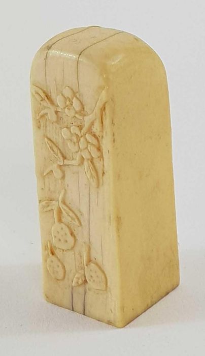 A collection of ivory items to include a comb with - Image 14 of 21