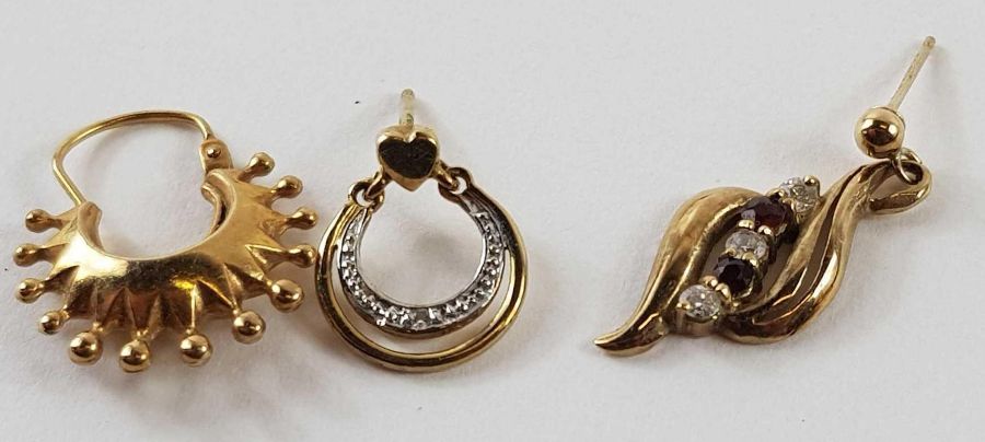 A collection of earrings to include three 9ct gold - Image 5 of 6