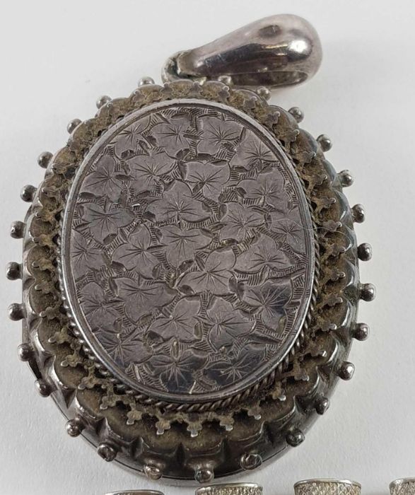 A silver Victorian oval locket with engraved decor - Image 2 of 6