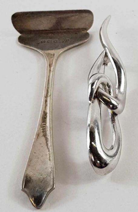 A silver pusher, a pickle fork with silver tine an - Image 12 of 14