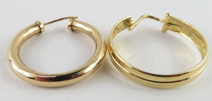 A single hoop earring marked '750', 1.7g gross; to - Image 4 of 4