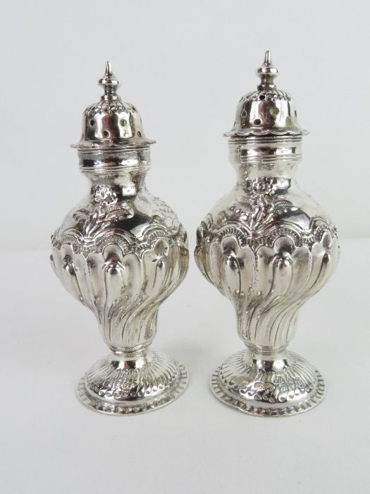 A pair of silver peppers, London 1899, Goldsmiths - Image 4 of 5