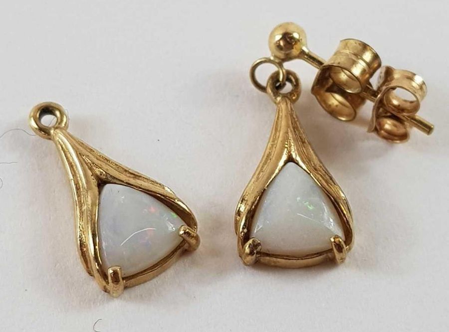 A collection of earrings to include three 9ct gold - Image 6 of 6