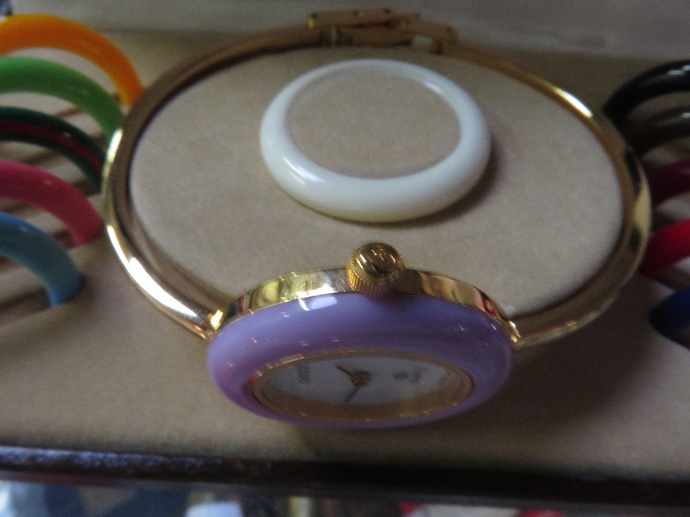 A Gucci ladies gold plated bangle wrist watch , wi - Image 9 of 12