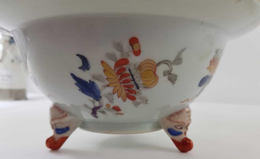 A 19th century English footed bowl, decorated in col - Image 5 of 5