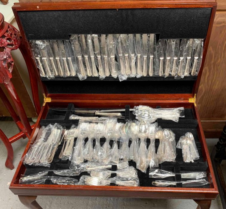 An unused silver plated canteen of cutlery, in a f - Image 2 of 4