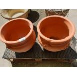 2 terracotta plant pots