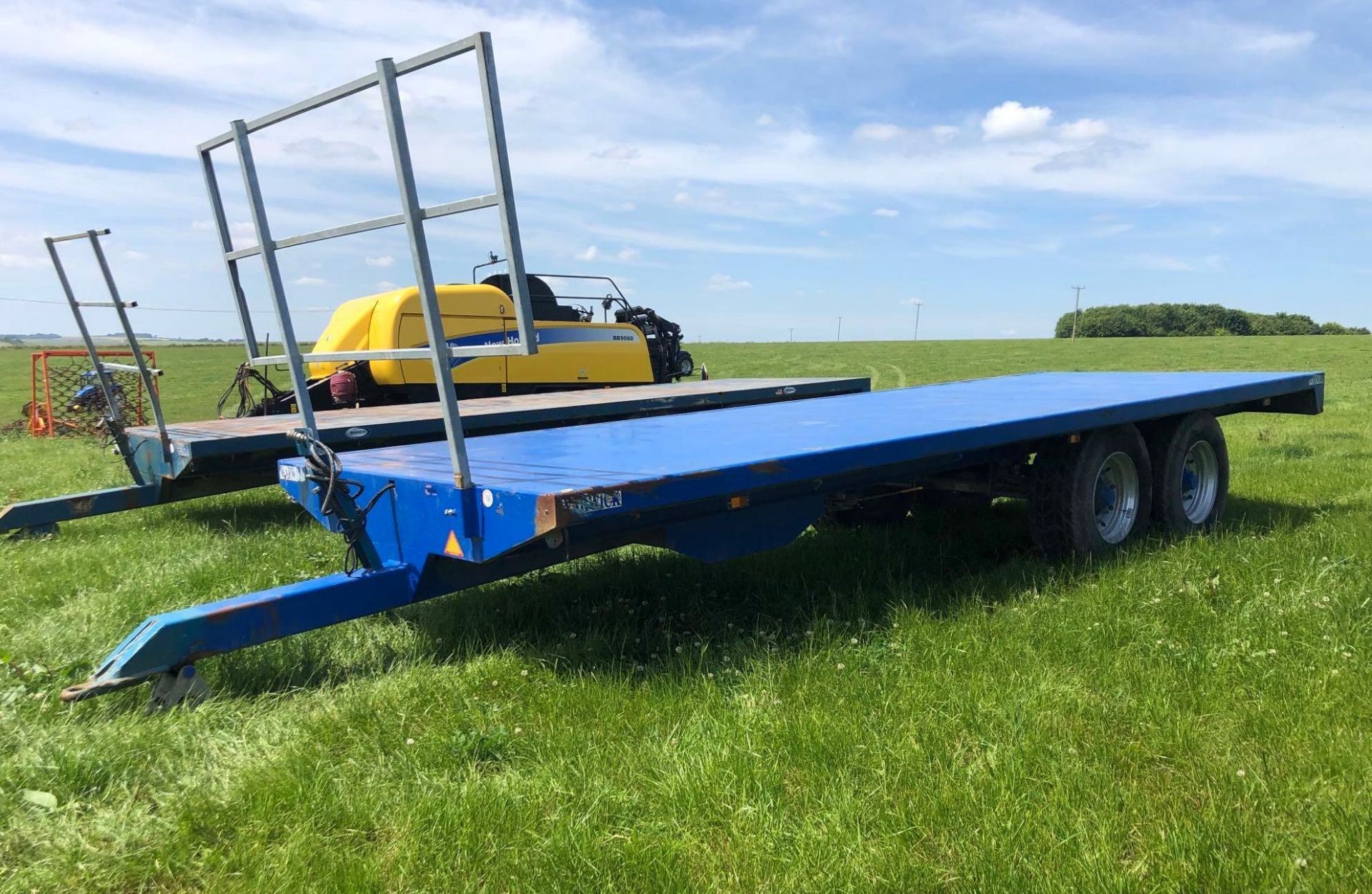 Warwick 25ft Twin Axle Bale Trailer c/w Super Singles, Lights, Sprung Axle & Hydraulic Brakes ( - Image 2 of 4