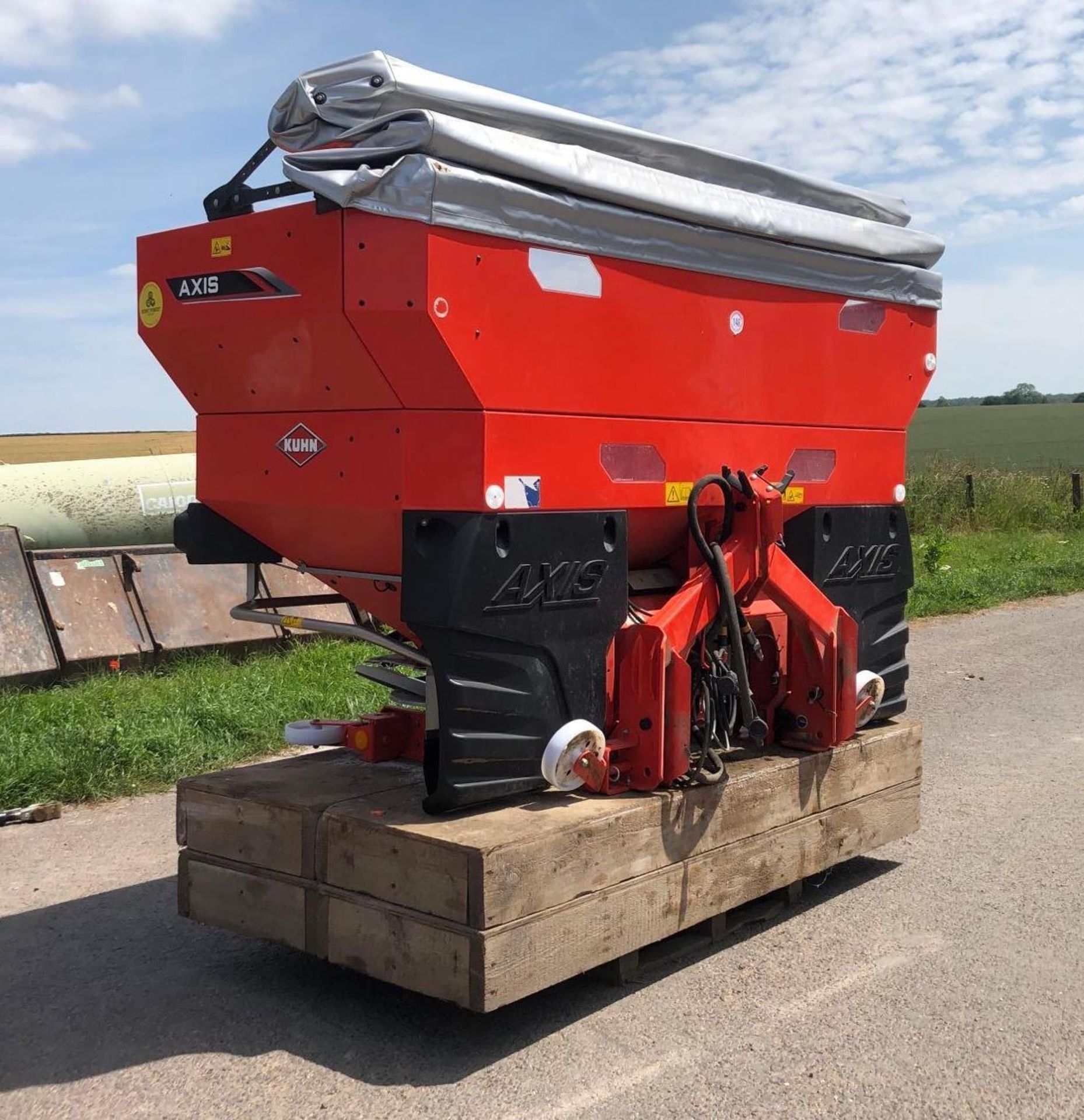 Kuhn Axis 40.2 H-EMC-W Fertiliser Spinner c/w Isobus, Lights, Cover etc (2020)(vgc) - Image 2 of 4