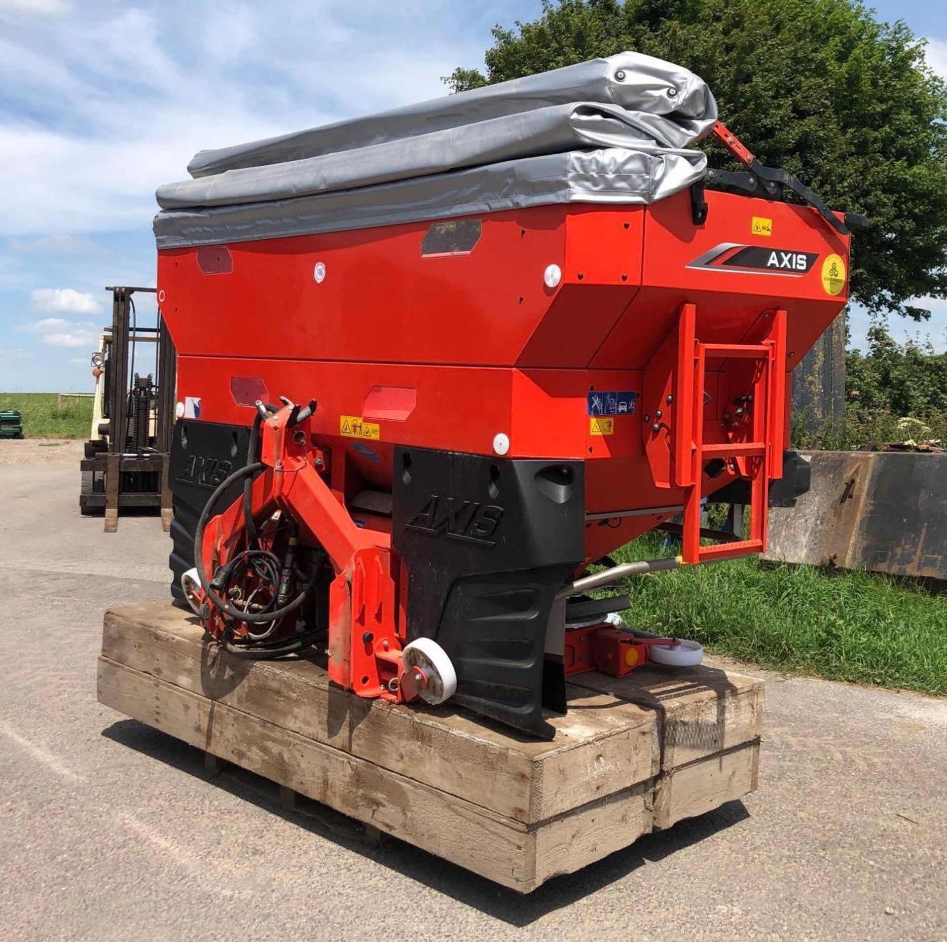 Kuhn Axis 40.2 H-EMC-W Fertiliser Spinner c/w Isobus, Lights, Cover etc (2020)(vgc) - Image 3 of 4