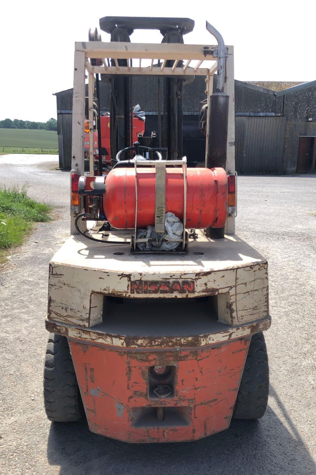 Nissan Propane Gas Fork Lift Truck (3000kg lift) (1995) - Image 2 of 4