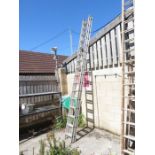 Aluminium extending ladders