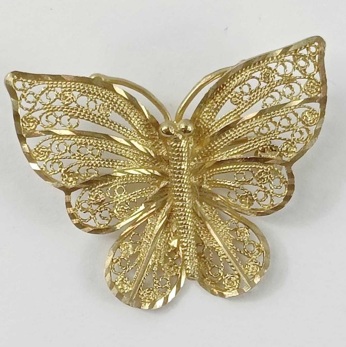 A brooch with filigree decoration in the form of a