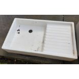Belfast style ceramic sink with draining tray