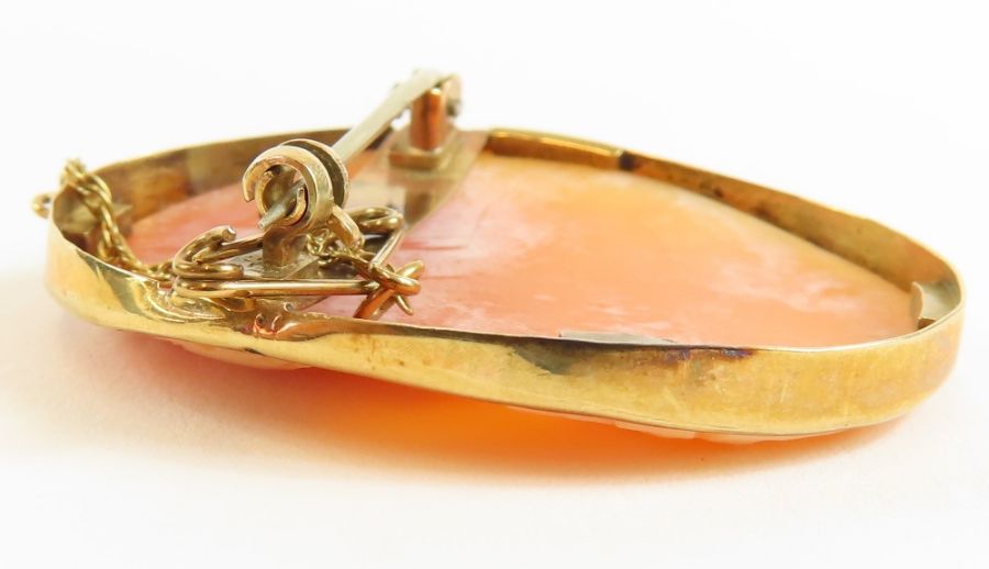 A 9ct gold oval cameo brooch, the orange shell dep - Image 5 of 6