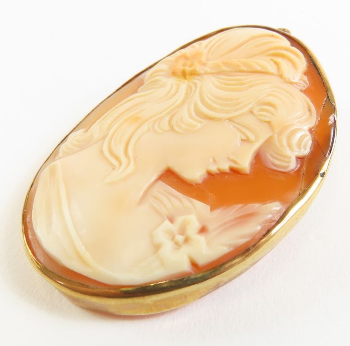 A 9ct gold oval cameo brooch, the orange shell dep - Image 3 of 6