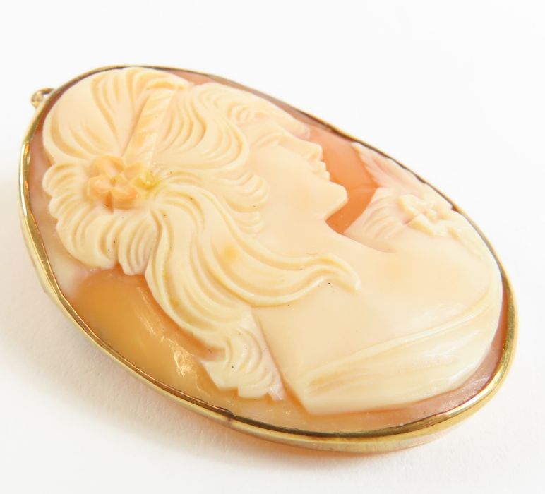 A 9ct gold oval cameo brooch, the orange shell dep - Image 4 of 6