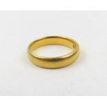 A 22ct gold wedding band, 4mm wide, finger size K