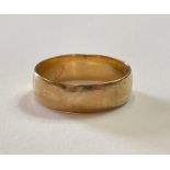 A 9ct gold wedding ring, 7mm wide, finger size T c