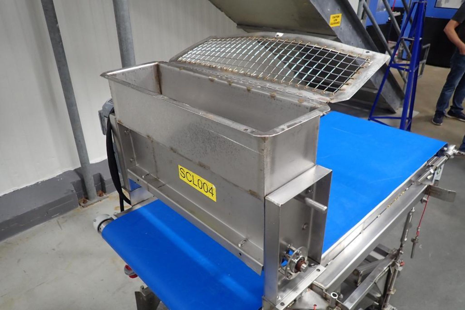 Conveyor with ingredient feeder - Image 4 of 11