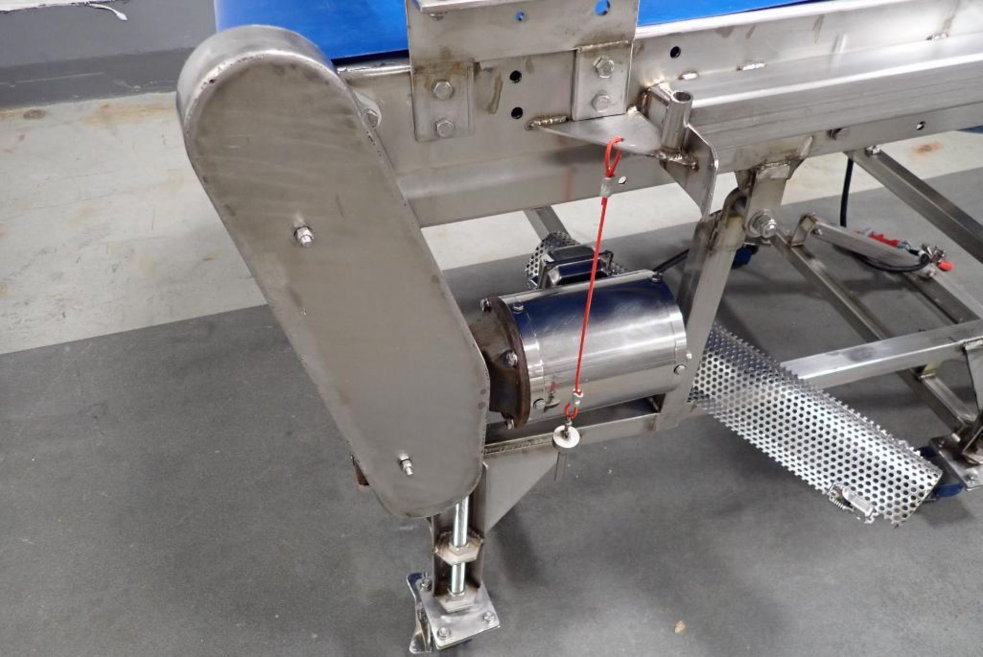 Conveyor with ingredient feeder - Image 3 of 11