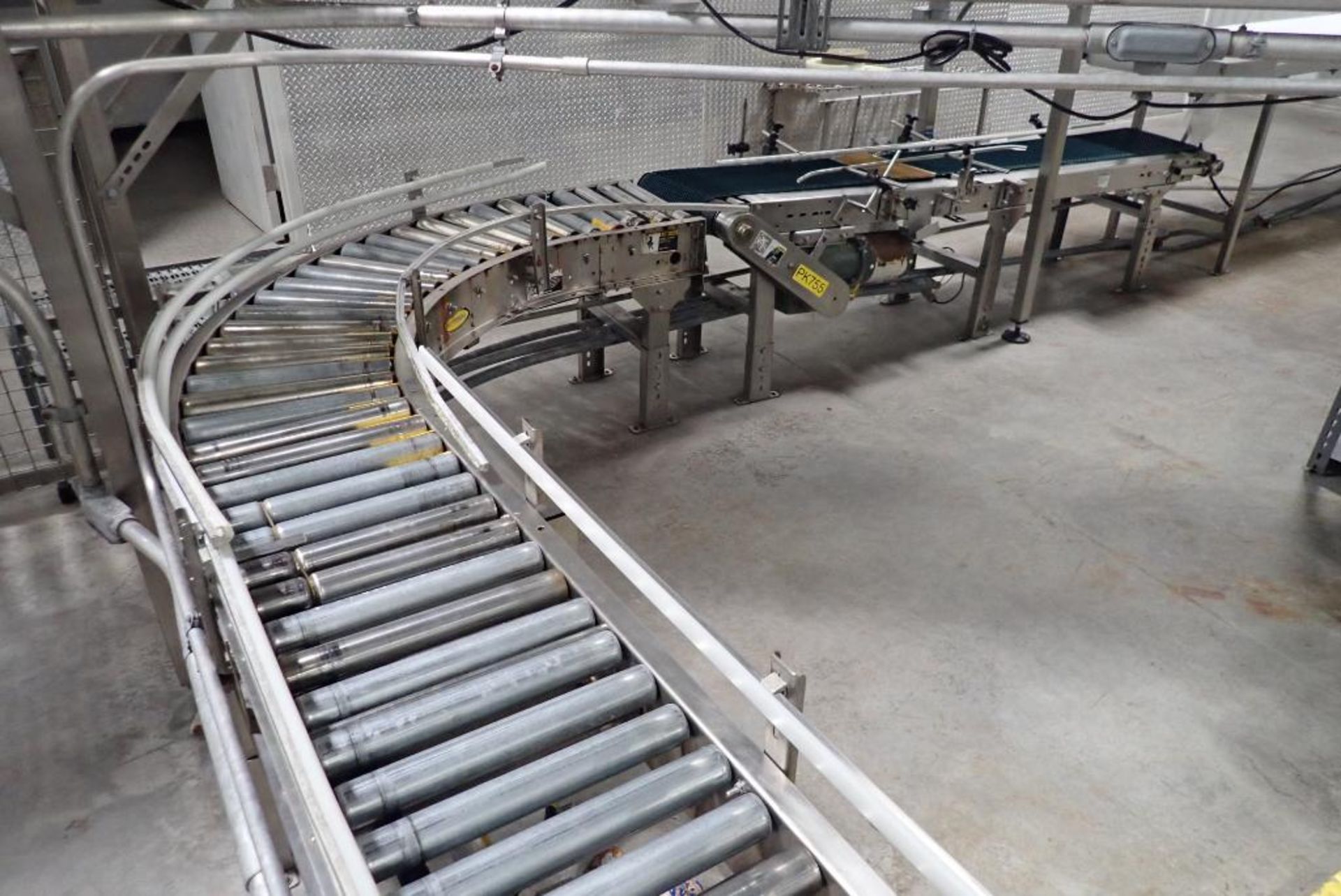 Hytrol powered roller conveyor - Image 9 of 14