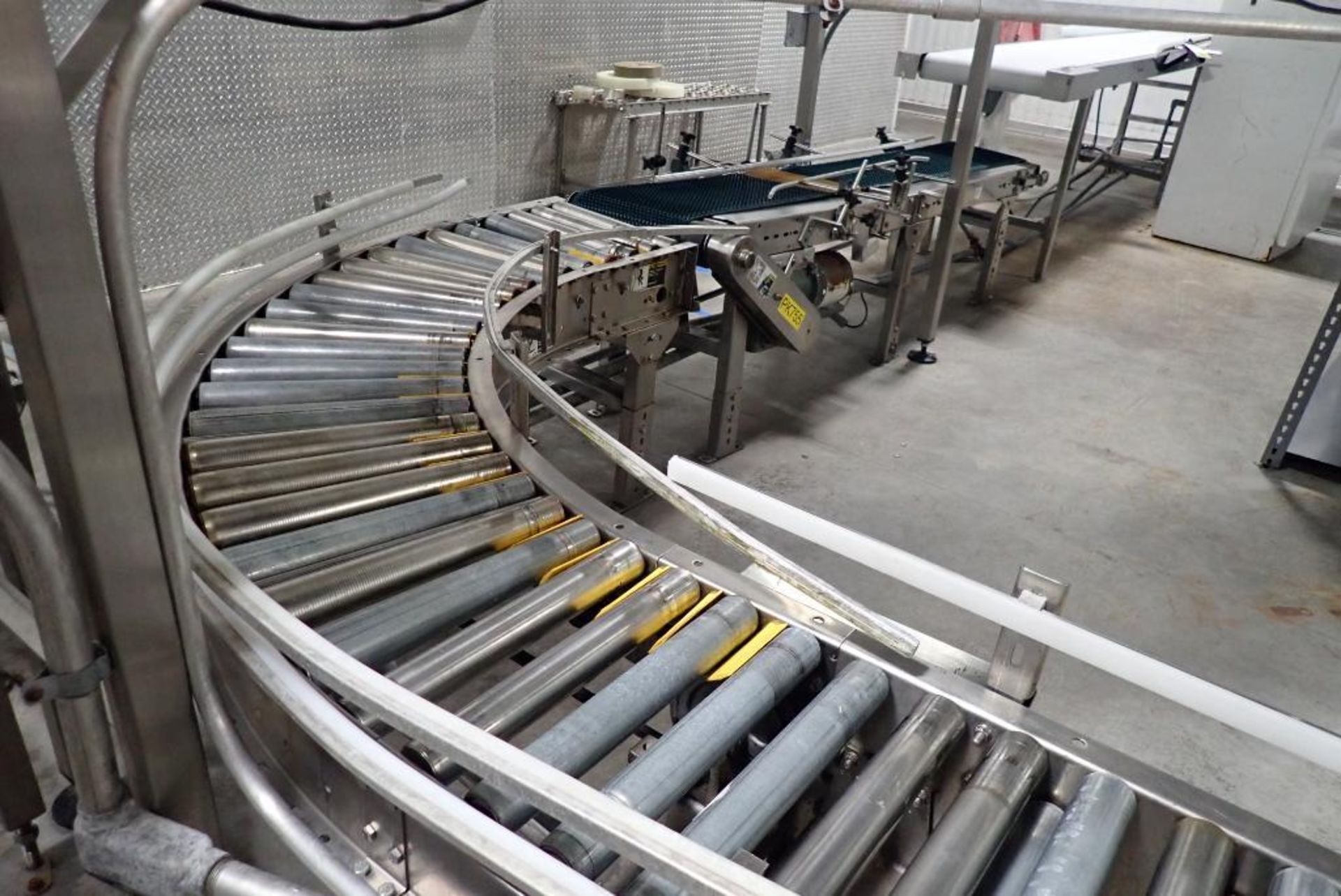 Hytrol powered roller conveyor - Image 10 of 14