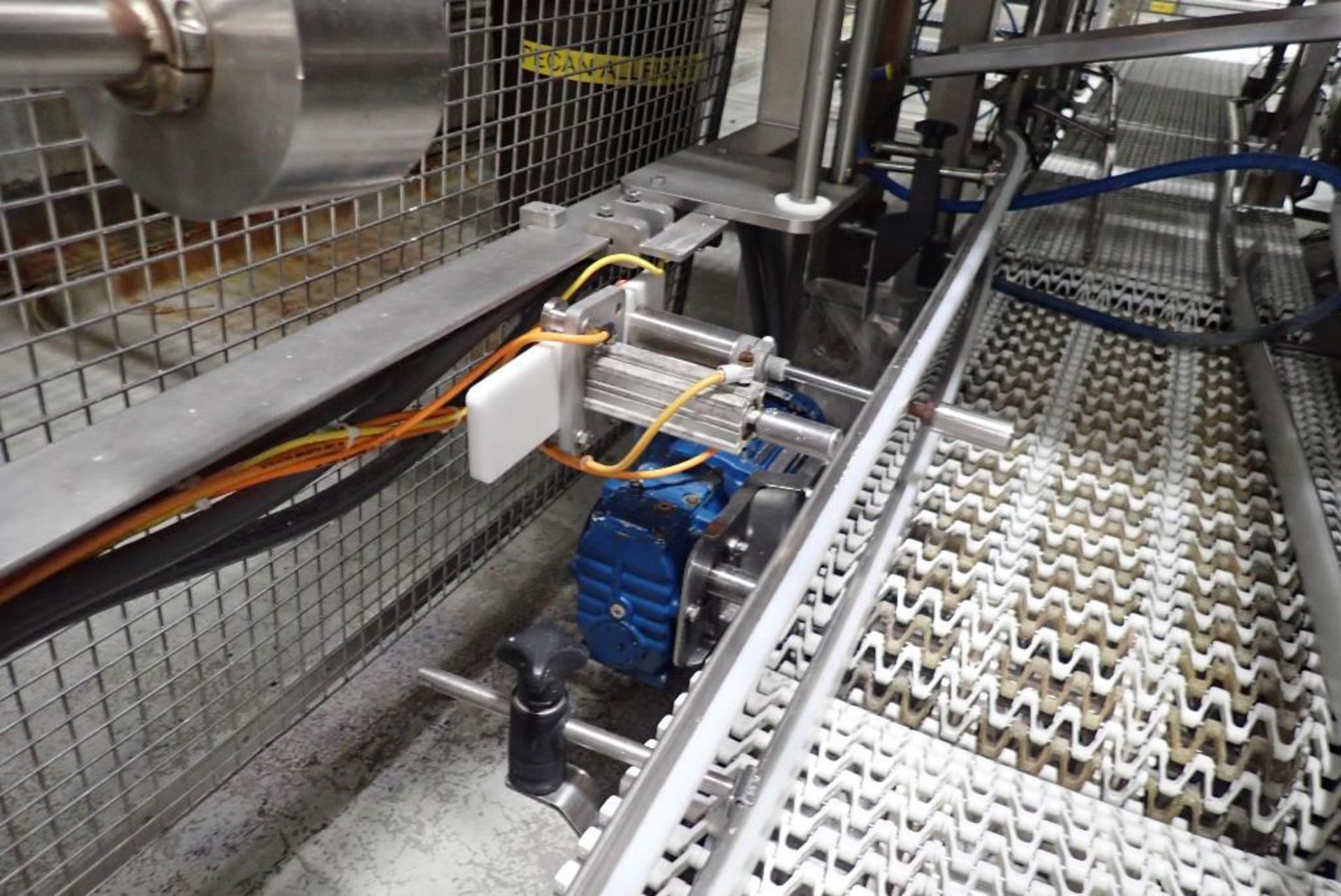 Dual station product lowerer with discharge conveyors - Image 19 of 23