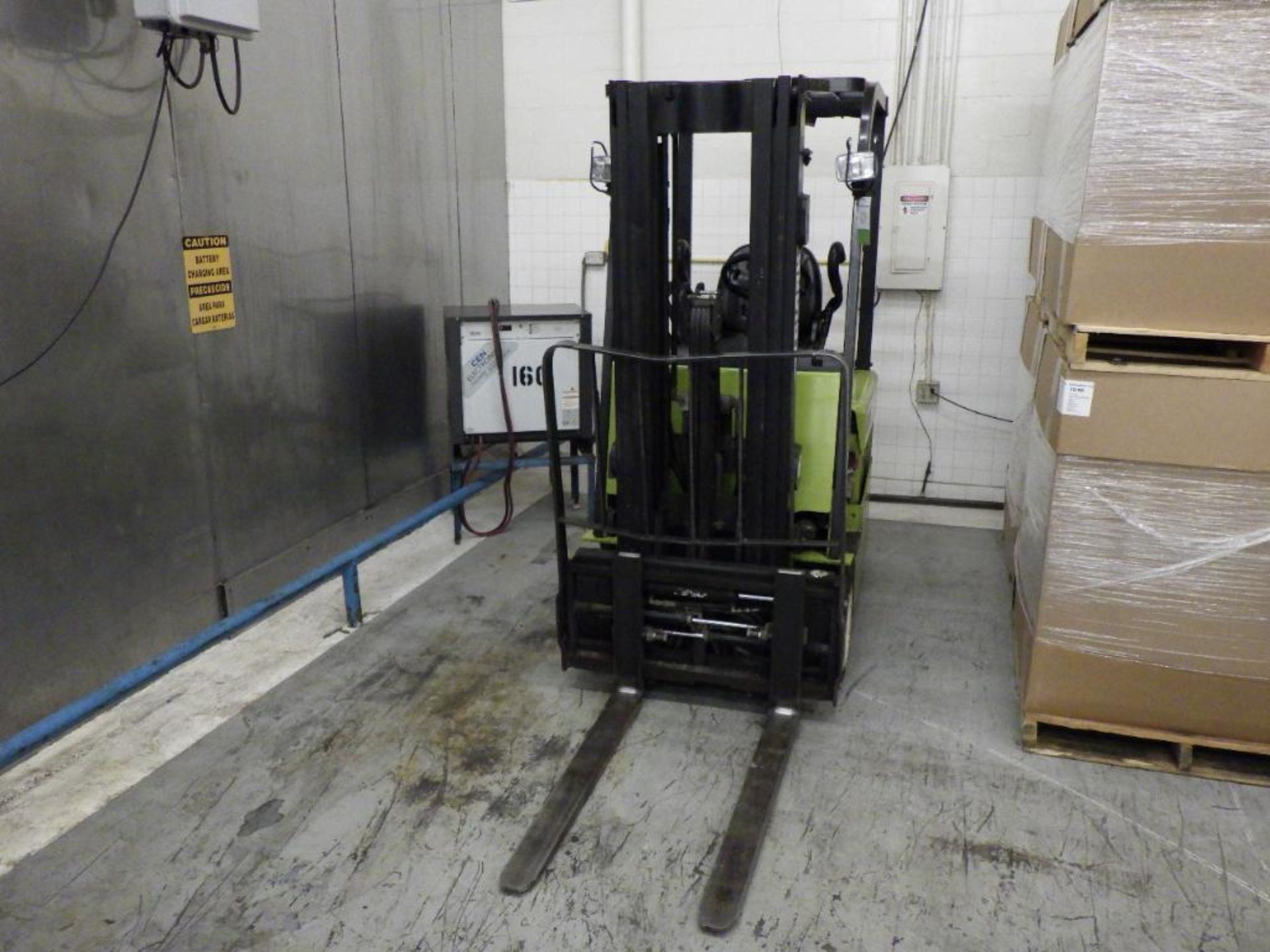 Clark 3-Wheel Electric Forklift - Image 3 of 36