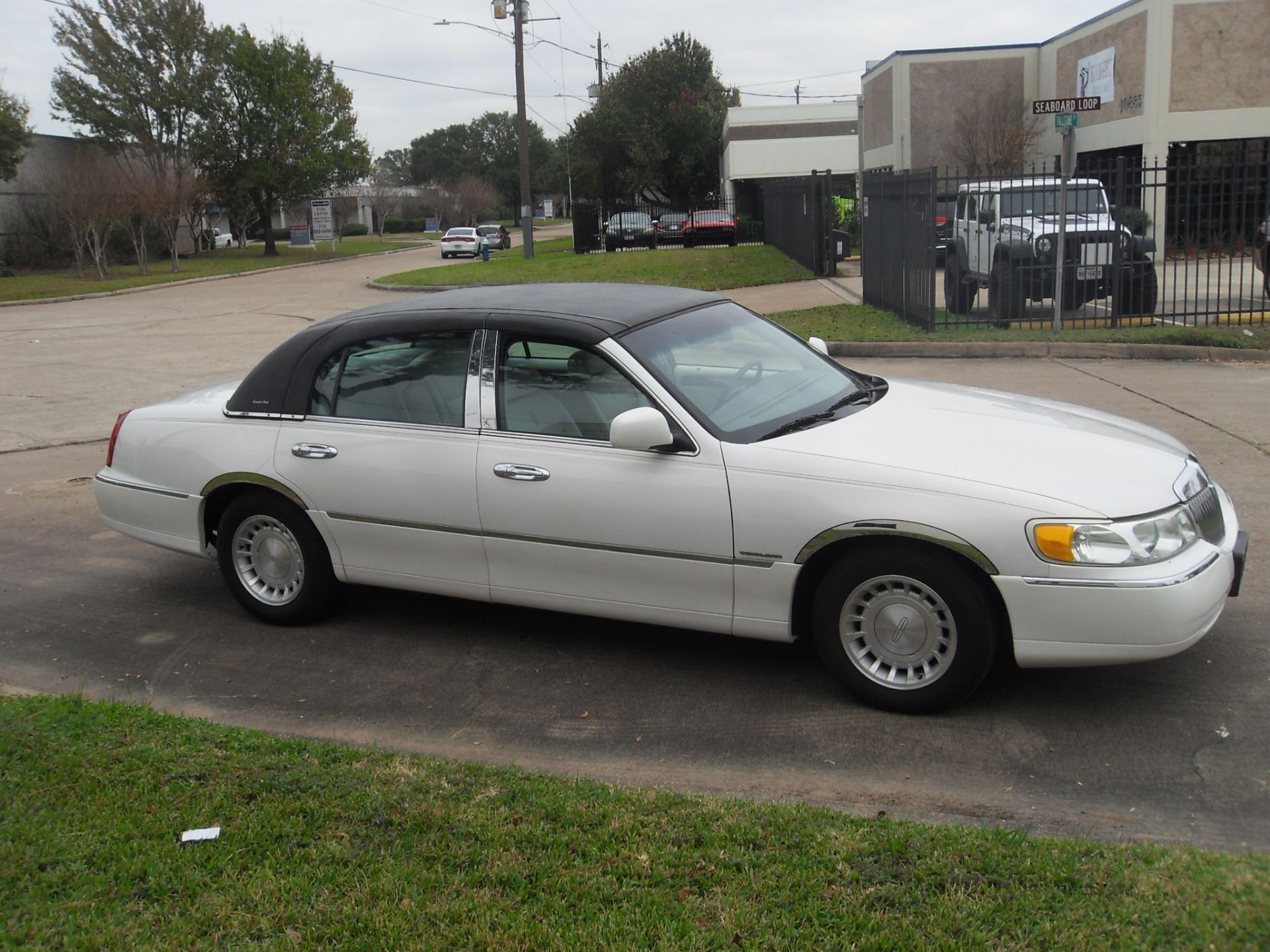 2001 Lincoln Town Car Executive Edition 4DR Sedan - Image 2 of 12