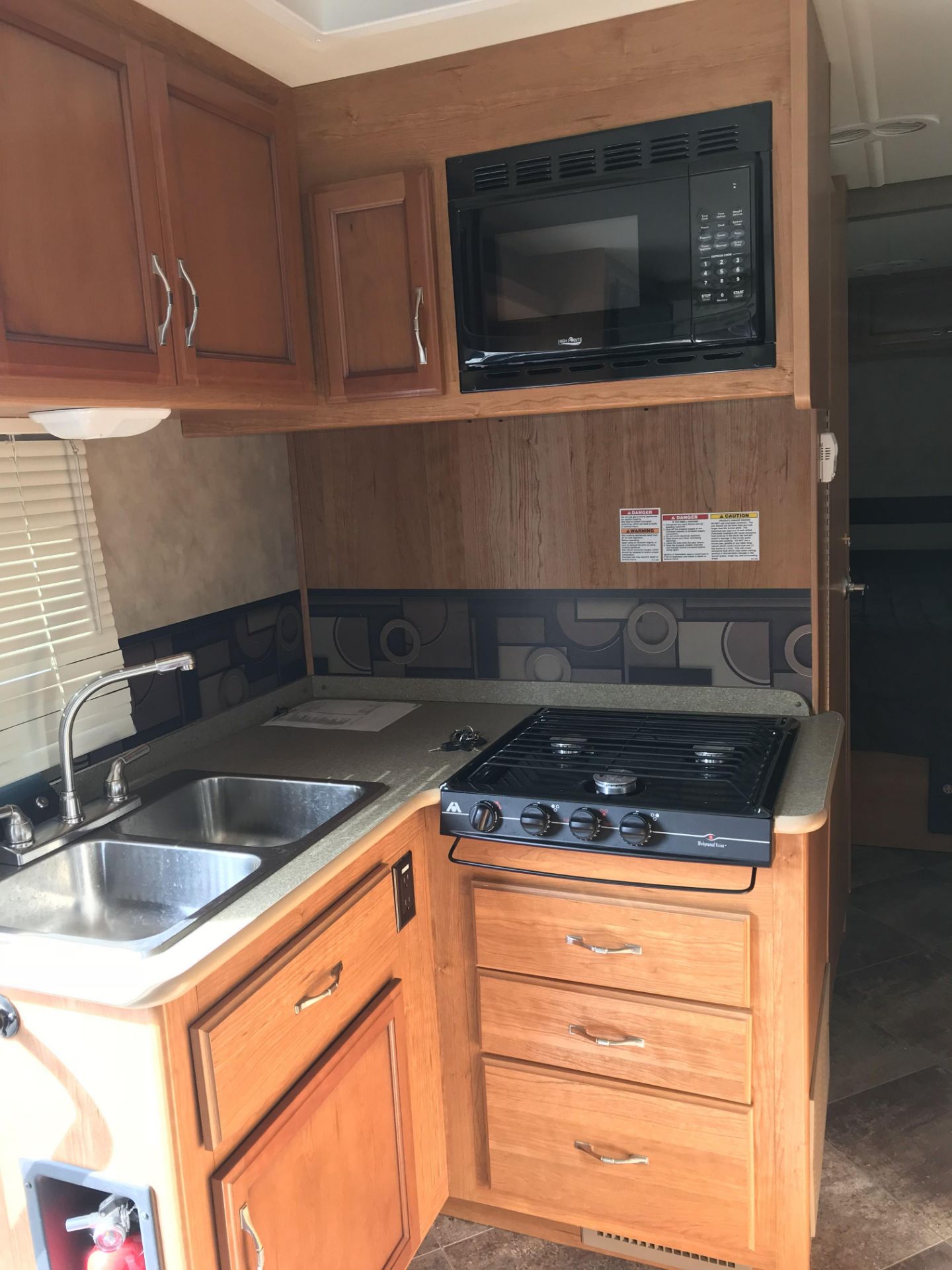 2015 Fleetwood Flair 26' Motorhome - Image 13 of 20