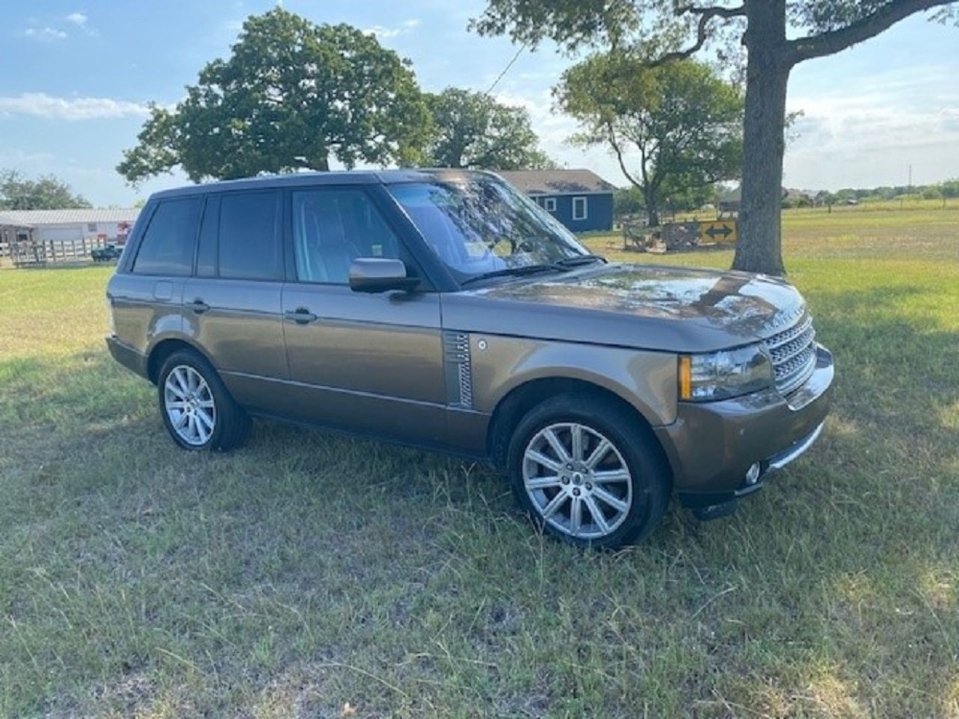 2011 Land Rover Range Rover HSE Supercharged Luxury Edition - Image 2 of 37