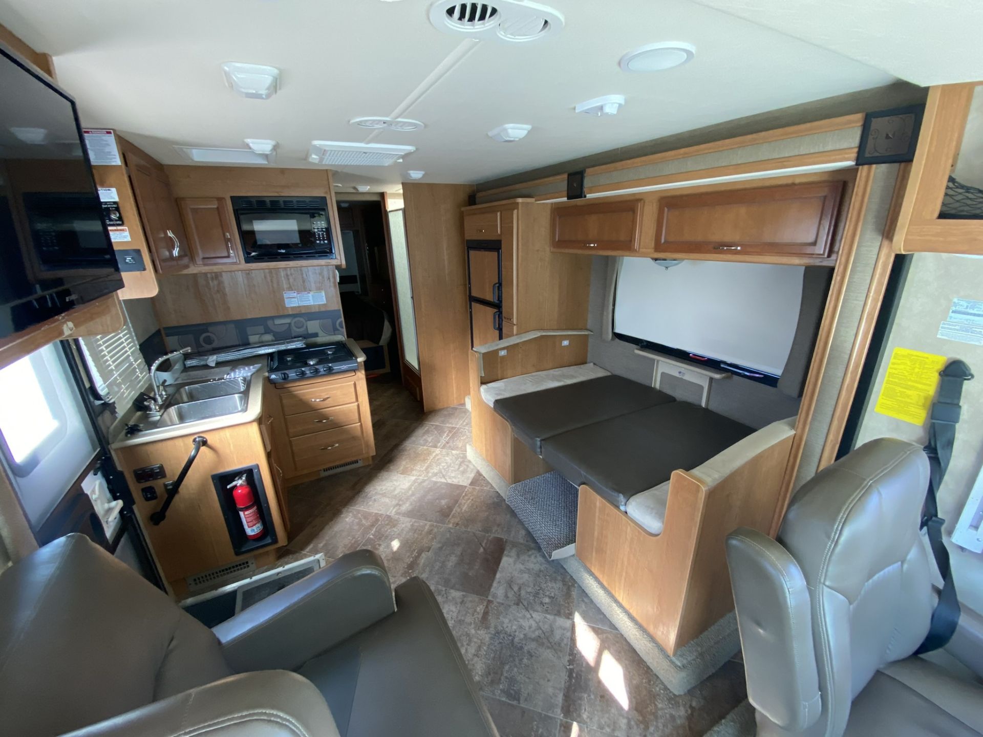 2015 Fleetwood Flair 26' Motorhome - Image 6 of 20