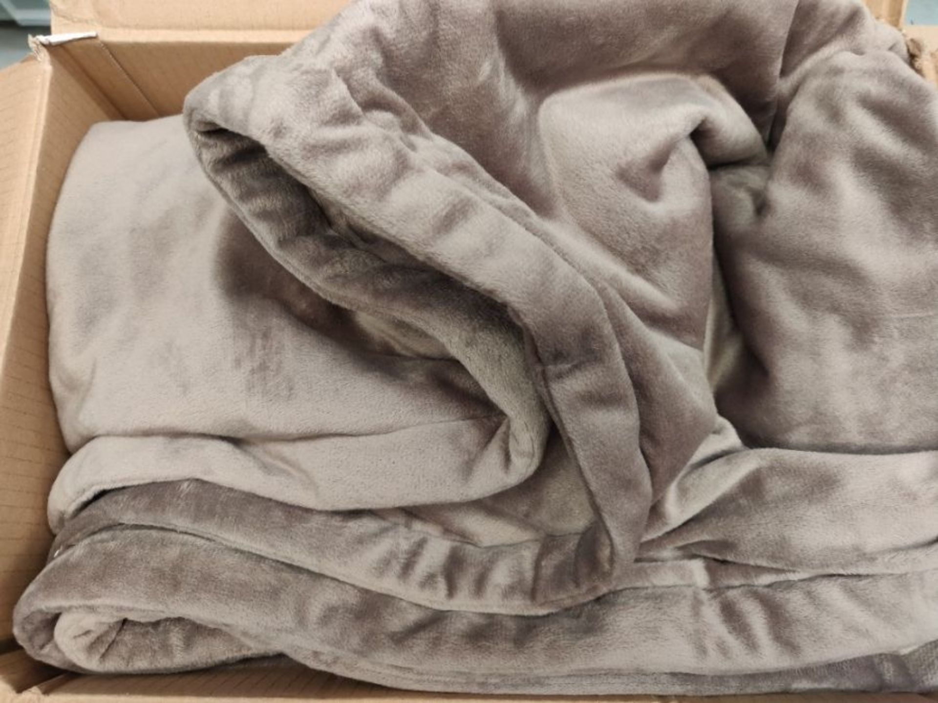Beurer HD75UK Electric Throw - Grey | Breathable Heated Throw for Sofa and Bed | Ultra - Image 2 of 2