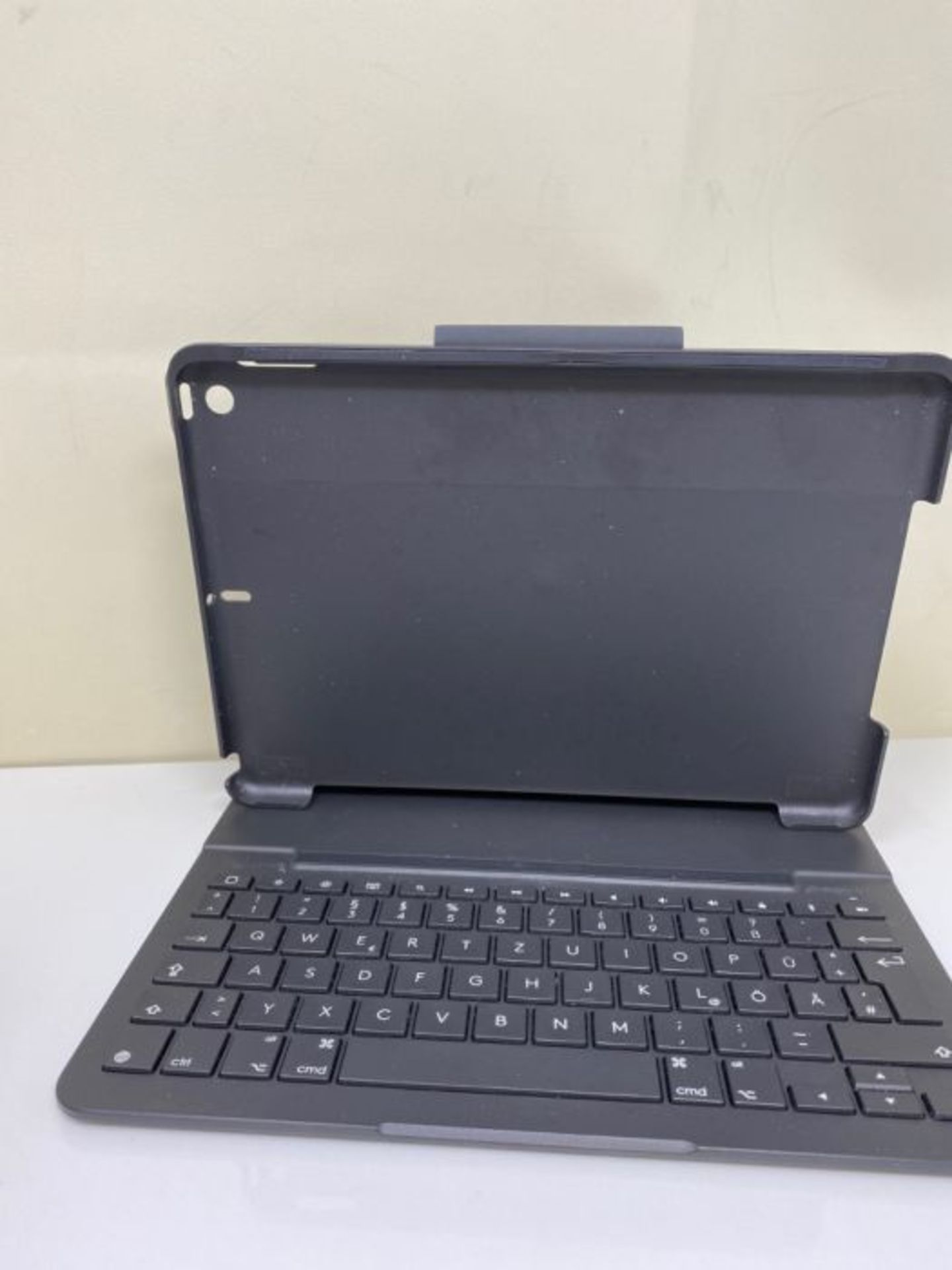 RRP £70.00 Logitech SLIM FOLIO iPad Keyboard Case 10.2 Inch, QWERTZ German Layout - Graphite Blac - Image 3 of 3