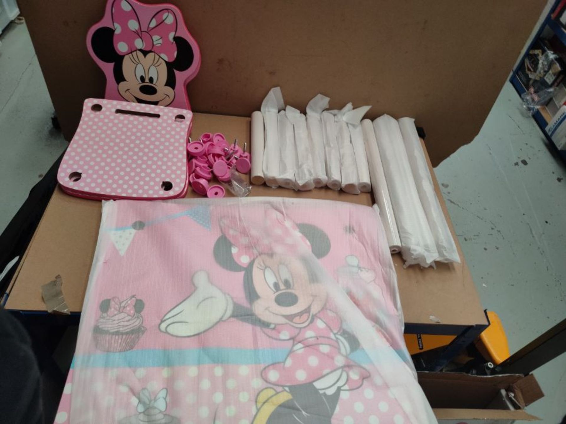 RRP £54.00 Disney Minnie Mouse Kids Table and 2 Chair Set by HelloHome - Image 3 of 3