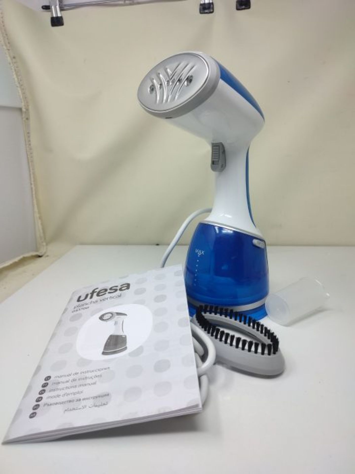 Vertical steam iron - Image 3 of 3