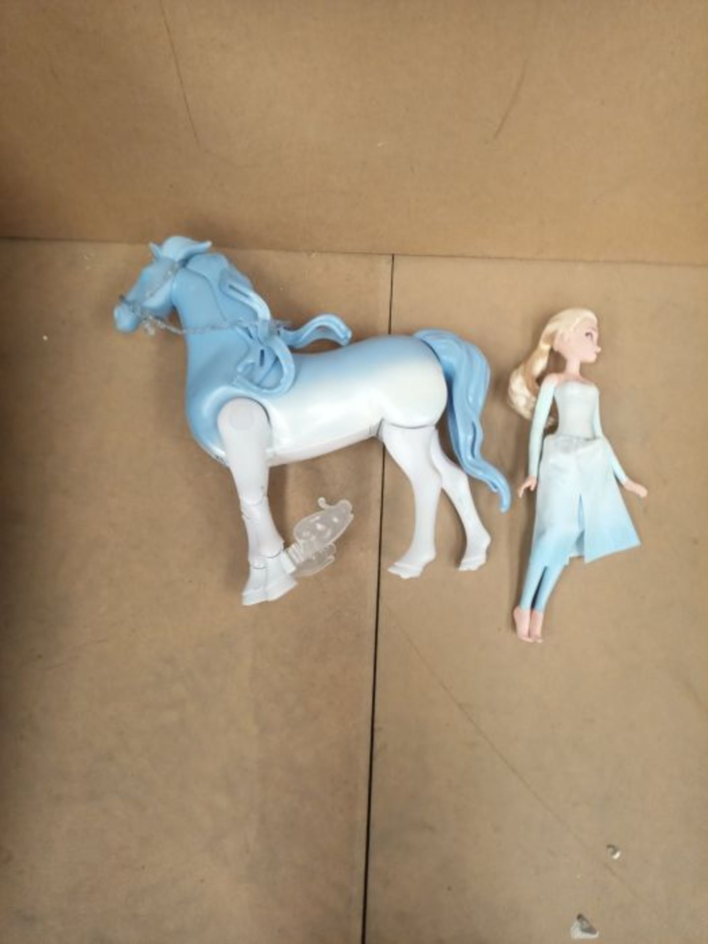 RRP ?64.00 Hasbro Frozen - Frozen 2, Elsa e Il Cavallo Nokk Elettronico (Bambola di Elsa con Cava - Image 3 of 3