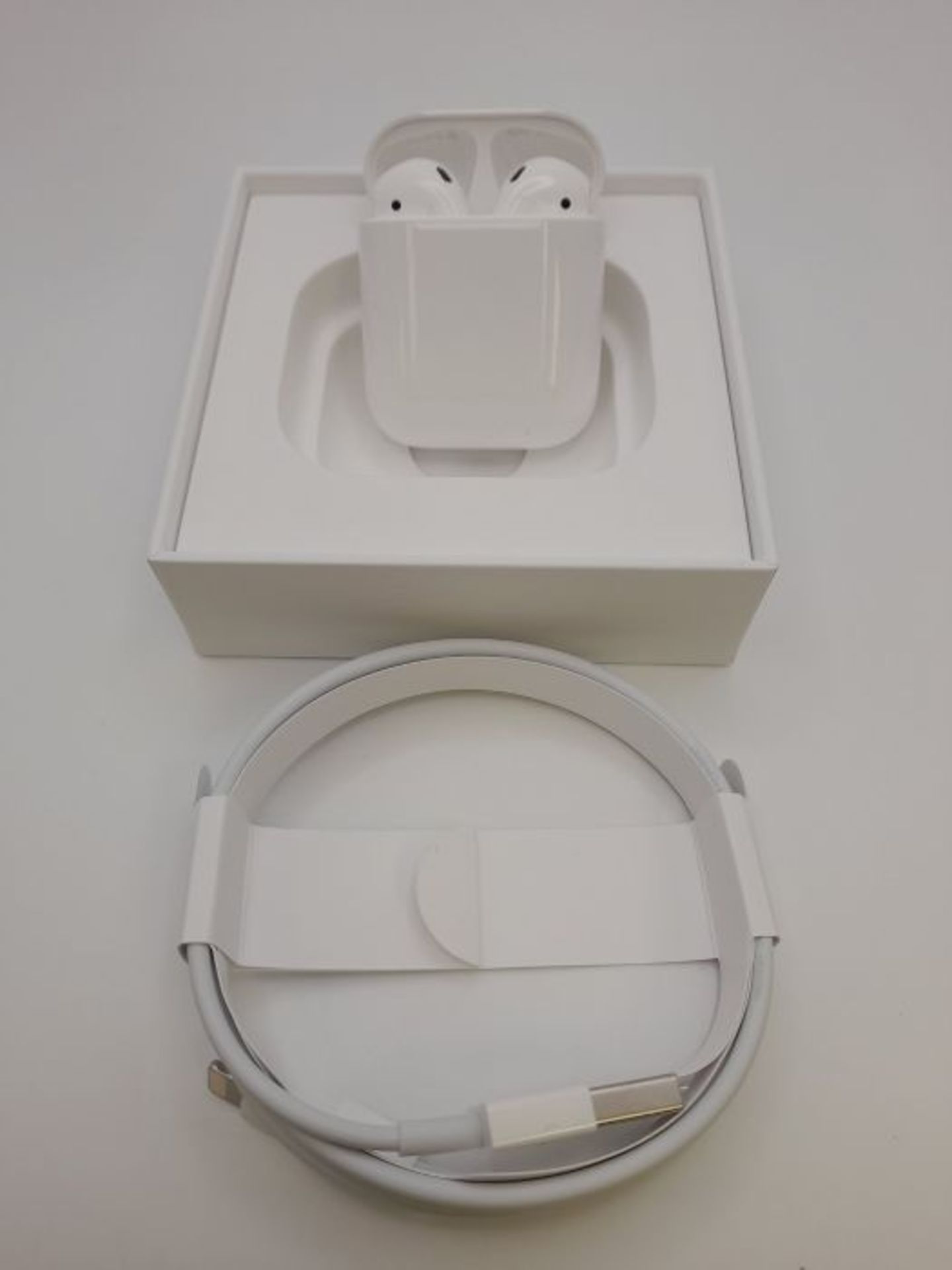 RRP £136.00 Apple AirPods mit kabelgebundenem Ladecase - Image 2 of 3