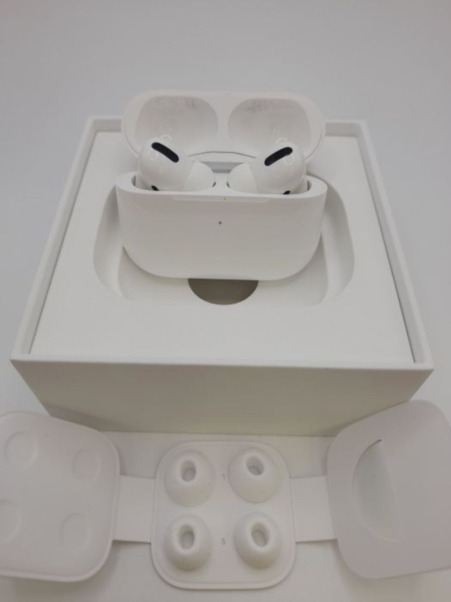 RRP £213.00 Apple AirPods Pro mit MagSafe Ladecase (2021) - Image 2 of 3