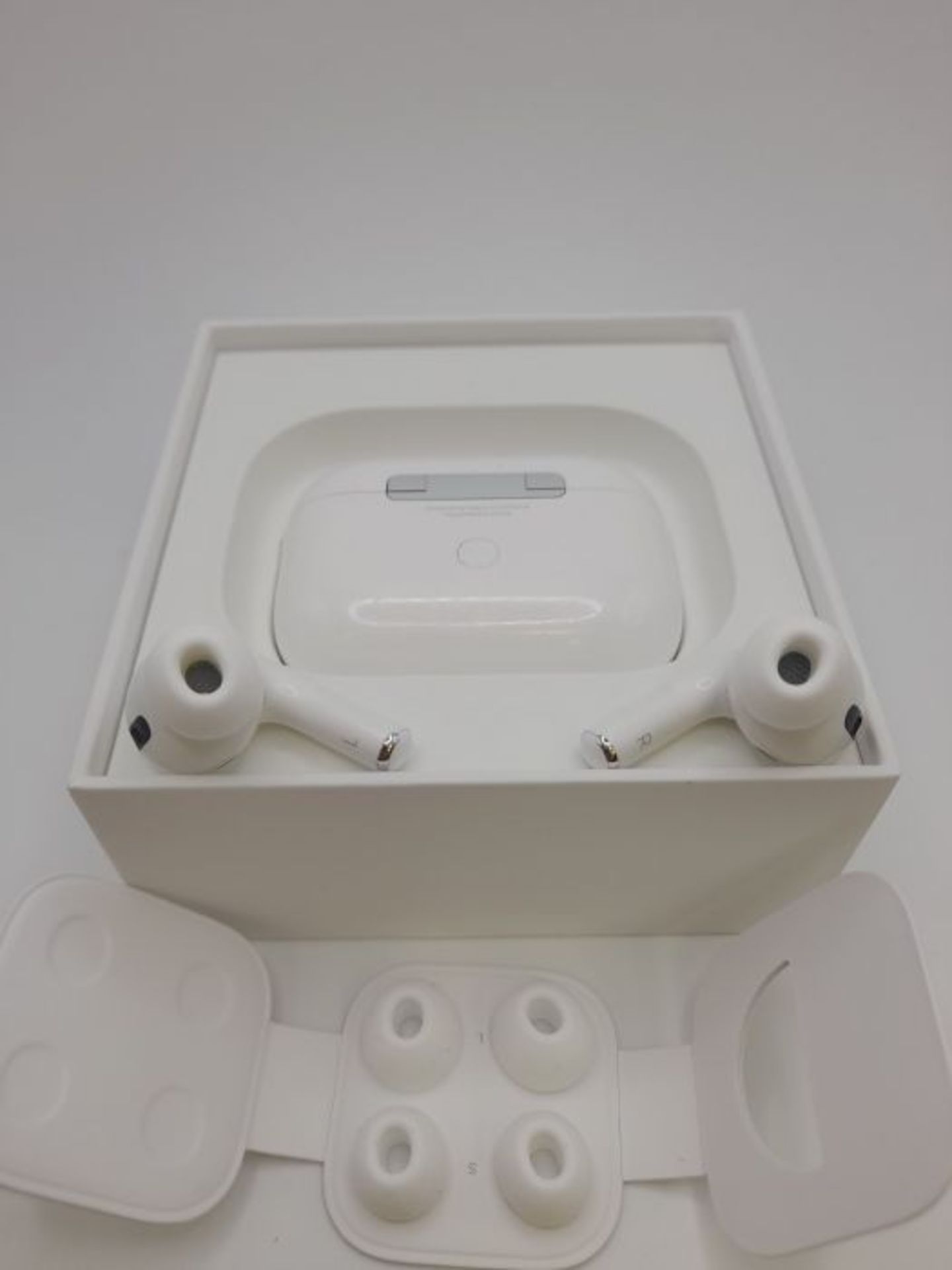 RRP £213.00 Apple AirPods Pro mit MagSafe Ladecase (2021) - Image 3 of 3