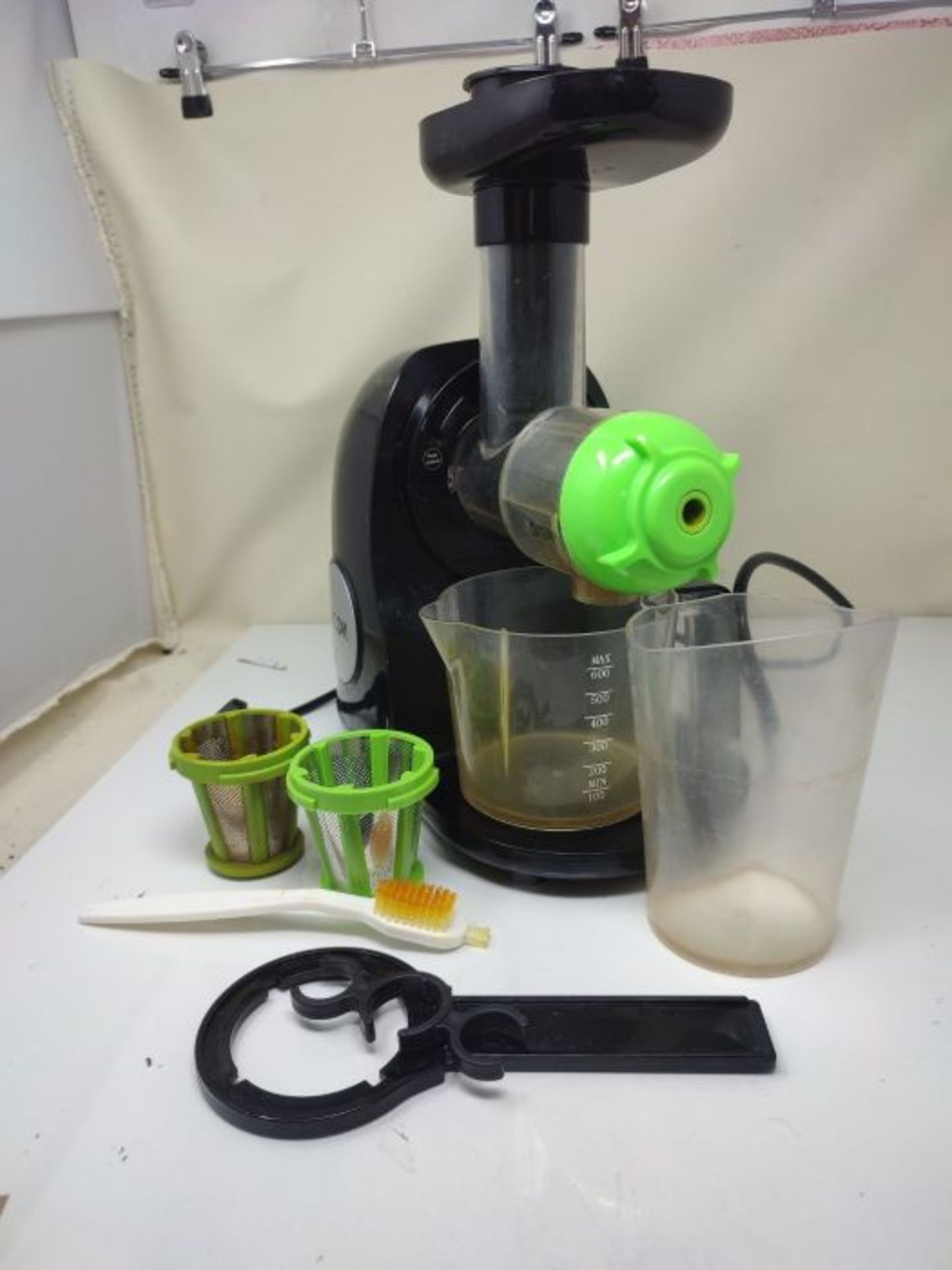 RRP £76.00 [CRACKED] Juice Extractor, 2 Filters, Aicok Slow Juicer Cold Press Machine with Quiet - Image 2 of 2