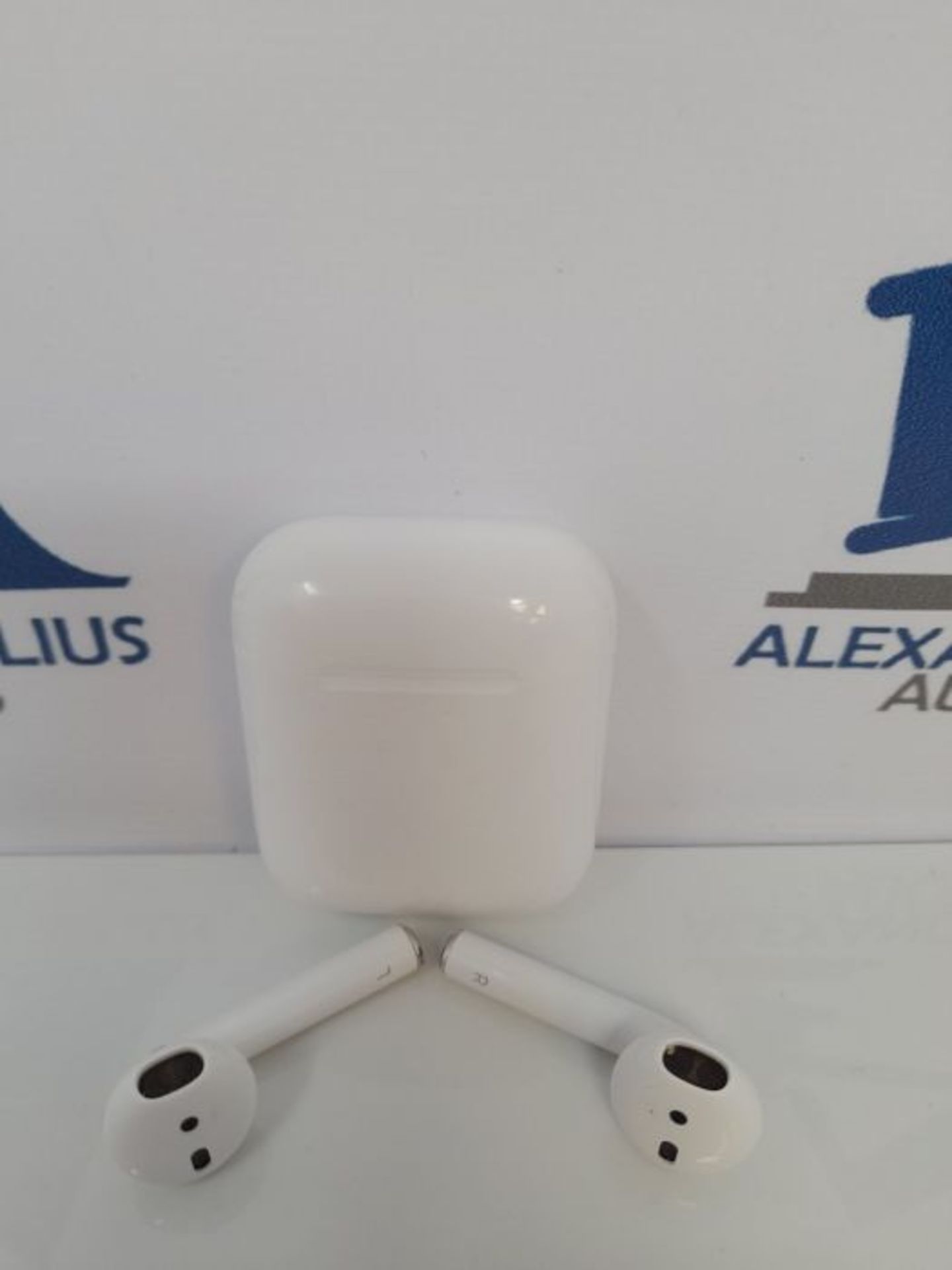 RRP £233.00 Apple AirPods con custodia di ricarica tramite cavo - Image 2 of 2