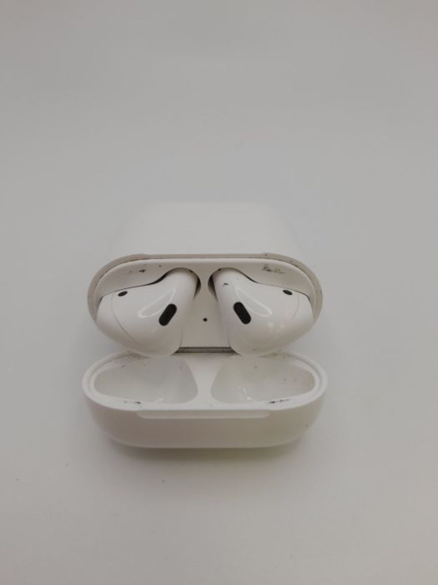 RRP £136.00 Apple AirPods with wired Charging Case (2nd generation) - Image 2 of 3