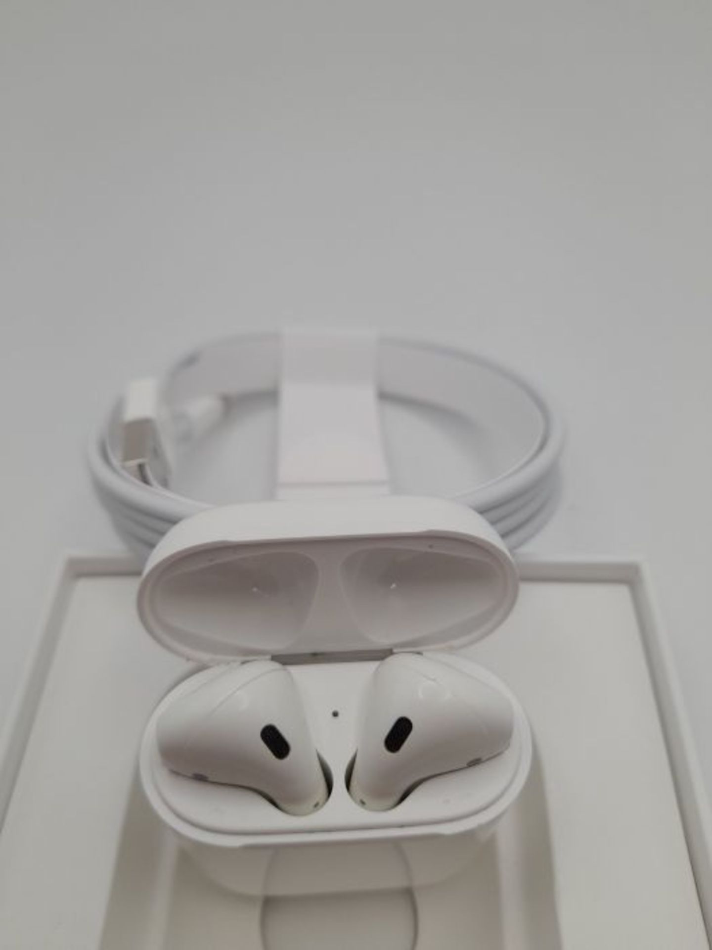 RRP £177.00 Apple AirPods with wired Charging Case (2nd generation) - Image 2 of 3